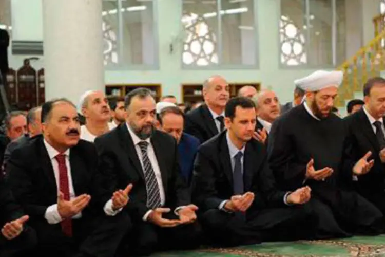 Foto divulgada pela presidência síria mostra Bashar al-Assad (4º a partir da esquerda) na mesquita Hasiba de Damasco
 (Ho/AFP)