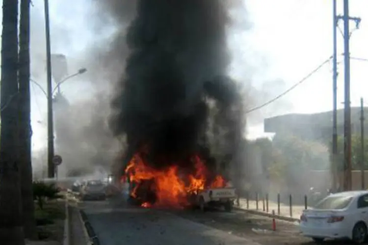 
	Local de explos&atilde;o de carro-bomba na cidade iraquiana de Kirkuk: carro-bomba explodiu perto do gabinete do governador da prov&iacute;ncia, matando duas pessoas e ferindo outras 15
 (AFP)
