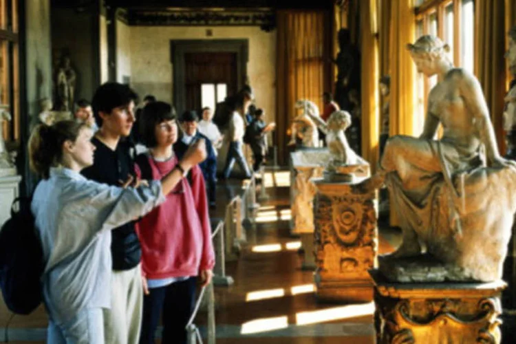 
	Visitantes olham escultura em museu: obra quebrada pelo turista integra grupo escult&oacute;rico em m&aacute;rmore de Giovanni d&quot;Ambrogio, importante escultor florentino do fim do s&eacute;culo XIV e in&iacute;cio do XV
 (Getty Images)