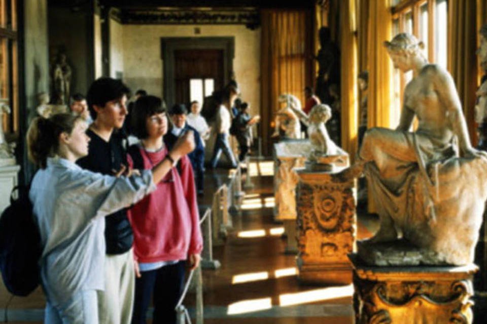 Turista quebra escultura de mais de 600 anos em museu