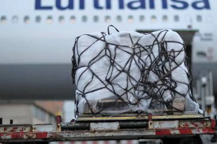 Ajuda às Filipinas deixa aeroproto de Frankfurt em 10 de novembro de 2013 (Fredrik Von Erichsen/AFP)