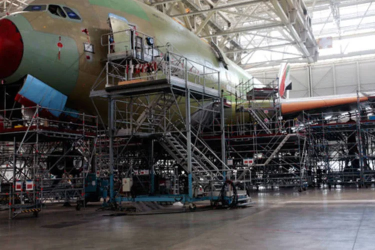 Aeronave A380 sendo construída na fábrica de montagem Jean-Luc Lagardere da EADS, em Toulouse, na França (Pascal Parrot/Getty Images)