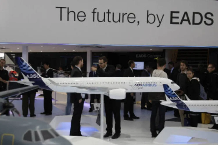 
	Modelos de aeronaves no estande da EADS: venda d&aacute; in&iacute;cio a uma muito esperada reestrutura&ccedil;&atilde;o na principal fabricante europeia de aeronaves
 (REUTERS / Tobias Schwarz /)
