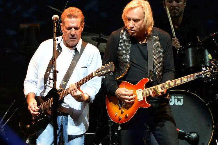 
	Glenn Frey (esq.) e Joe Walsh, m&uacute;sicos da banda Eagles
 (Rick Diamond/Getty Images)