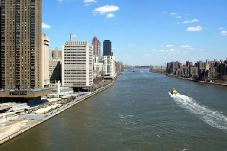 O East River, em Nova York: helicóptero teve problema na decolagem (Jim.henderson/Wikimedia Commons)