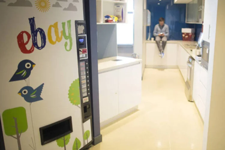 Expansão do eBay: lançamento mais agressivo ocorre no momento em que a Amazon constrói mais depósitos próximos a clientes (Simon Dawson/Bloomberg)