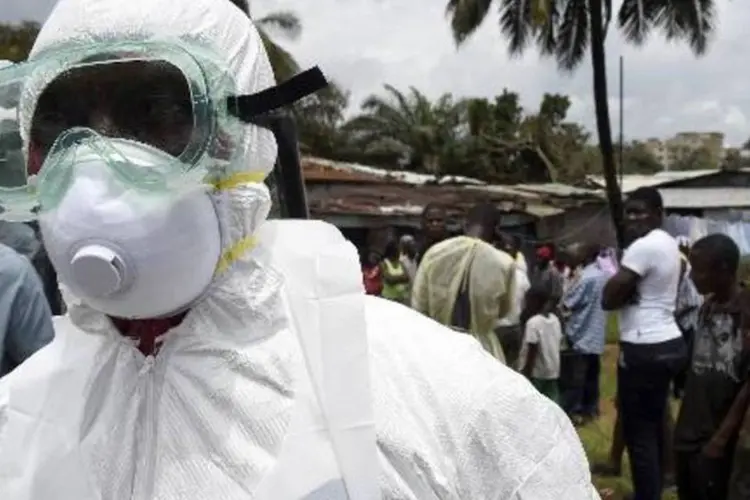 Funcionário da Cruz Vermelha veste uma roupa de proteção contra o ebola, na capital da Libéria (Pascal Guyot/AFP)