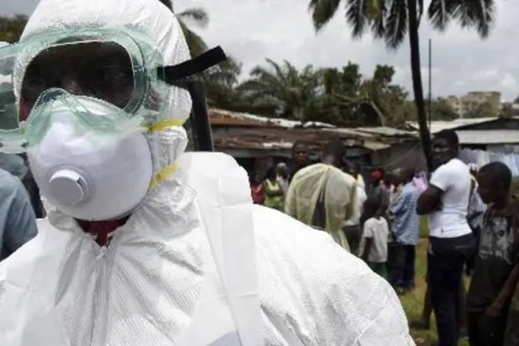 
	Funcion&aacute;rio da Cruz Vermelha veste uma roupa de prote&ccedil;&atilde;o contra o ebola, na capital da Lib&eacute;ria
 (Pascal Guyot/AFP)