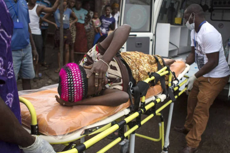 
	Mulher com suspeita de ebola em Serra Leoa: n&uacute;mero de infectados ultrapassa 2,4 mil
 (Bindra/Unicef)
