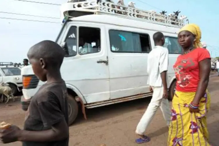 Pessoas caminham por rua em Diaobe, Senegal: país anunciou a cura do último caso de ebola confirmado (Seyllou/AFP)