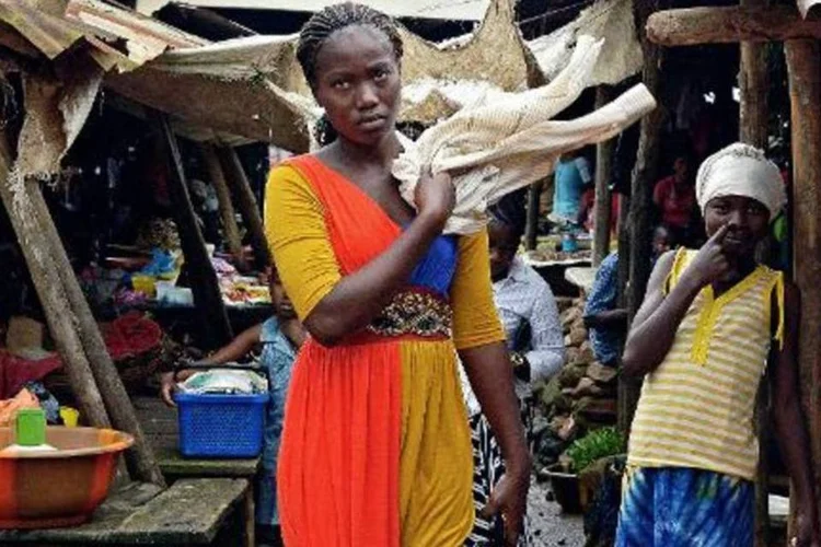 Moradores são vistos no mercado de Kenema, Serra Leoa: epidemia de ebola já matou mais de 1900 pessoas no continente africano (Carl de Souza/AFP)
