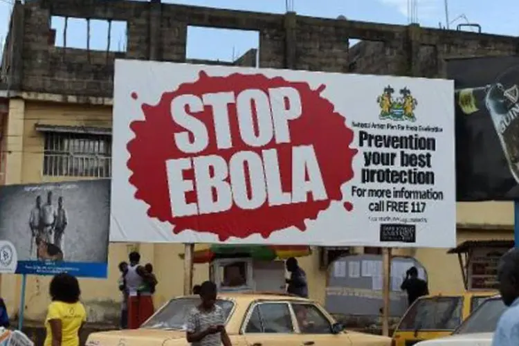Cartaz em Freetown pede a prevenção contra o ebola: confinamento acontecerá entre 27 e 29 de março e será similar ao de setembro (Francisco Leong/AFP)