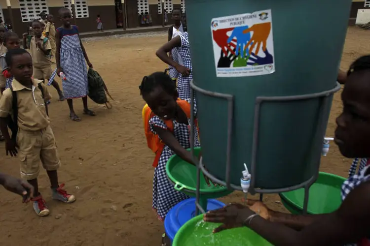 
	Estudantes lavam as m&atilde;os como preven&ccedil;&atilde;o contra o ebola em Abidjan, na Costa do Marfim
 (Luc Gnago)