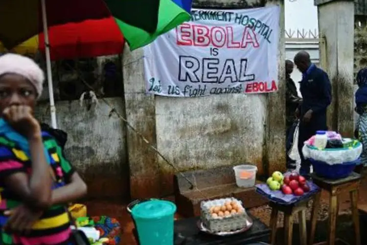 Cartaz alerta para os perigos do ebola, em hospital público da capital de Serra Leoa (Carl de Souza/AFP)