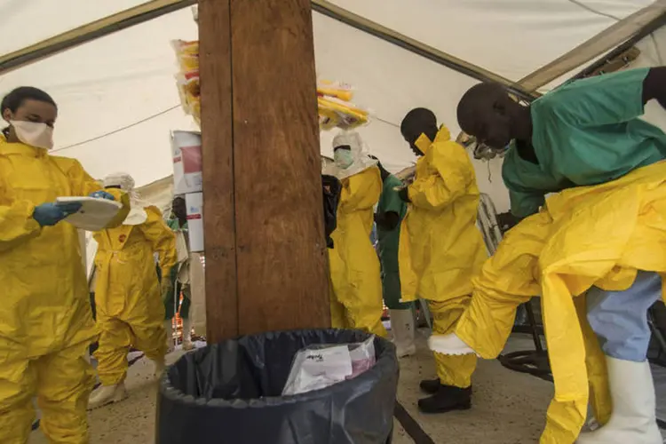 
	Equipe m&eacute;dica trabalha com M&eacute;dicos Sem Fronteiras para tratamento do ebola em Serra Leoa
 (Tommy Trenchard/Reuters)
