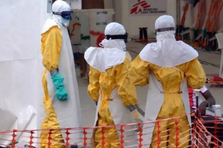 Profissionais de saúde usando roupa protetora são vistos no centro de atendimento ao ebola da ONG Médicos sem Fronteiras, em Monróvia, Libéria (Zoom Dosso/AFP)