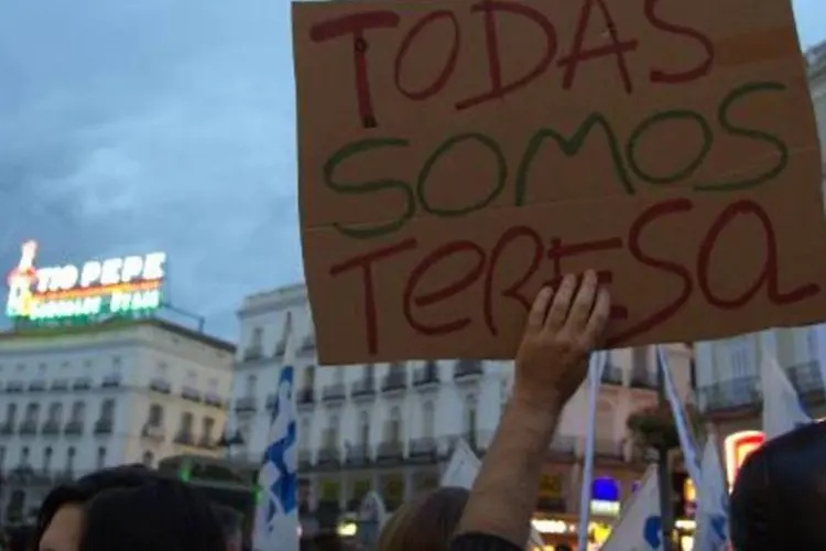 Única infectada pelo vírus ebola na Espanha, a auxiliar de enfermagem Teresa Romero recebeu apoio nas ruas de Madri (Curto de la Torre/AFP)