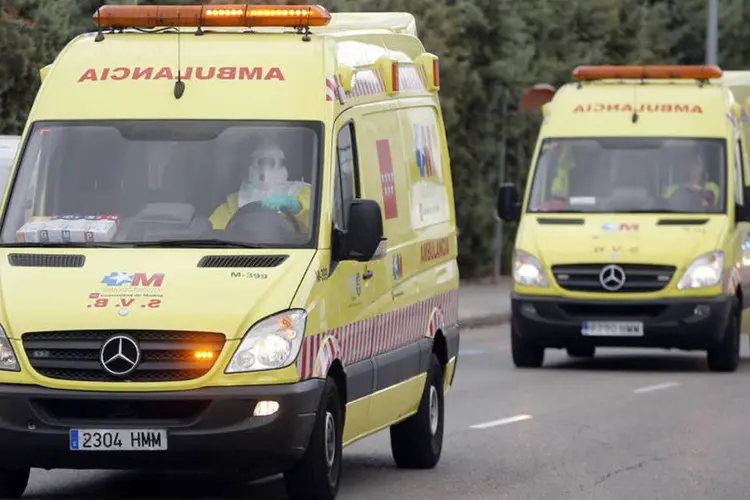 
	Duas ambul&acirc;ncias chegam ao hospital Carlos 3&ordm;, em Madri, com pacientes suspeitos de estarem infectados com ebola
 (Juan Medina/Reuters)