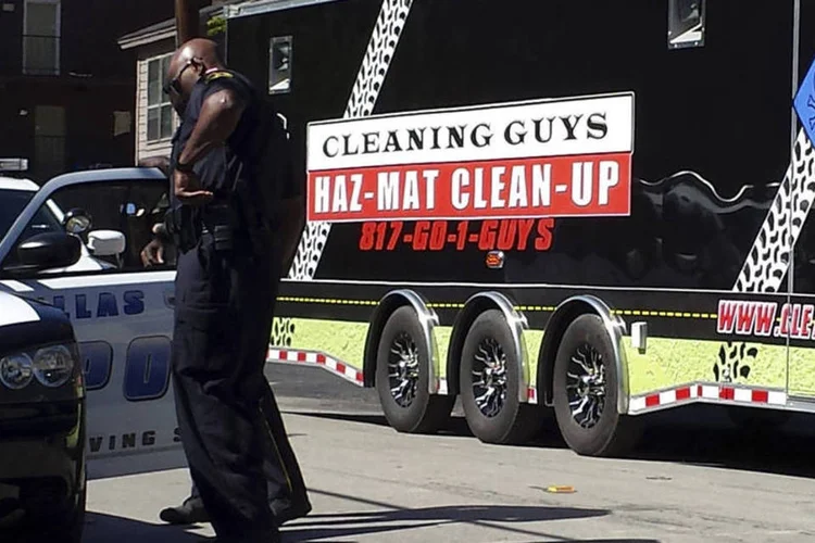 Trailer de descontaminação chega ao complexo de apartamentos em Dallas, onde o liberiano com ebola esteve antes de ser internado (Jon Herskovitz/Reuters)