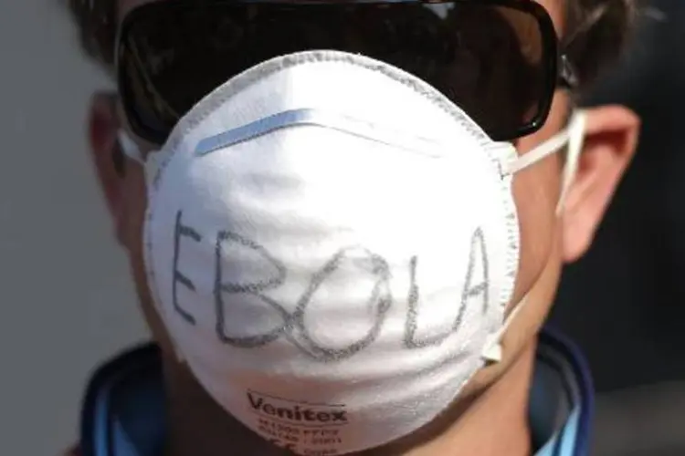 
	Ebola: homem que escreveu &quot;Cuidado ebola&quot; em um copo de pl&aacute;stico durante um voo foi multado pela justi&ccedil;a irlandesa
 (Marco Bertorello/AFP)
