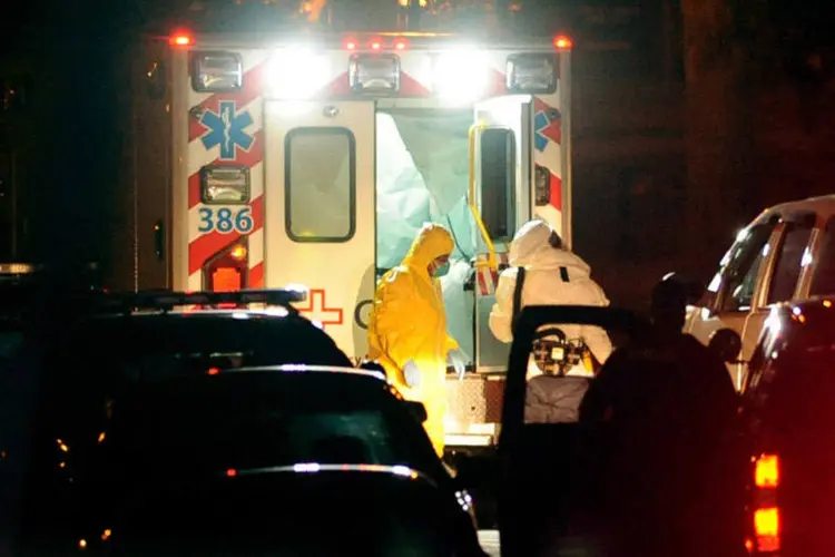 Enfermeira do Texas Amber Vinson desce de ambulância no hospital da Universidade Emory, em Atlanta (Jerry Jordan/Reuters)