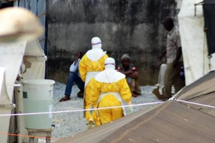 
	Centro de quarentena para pessoas infectadas com ebola, na Guin&eacute;
 (Cellou Binani/AFP)