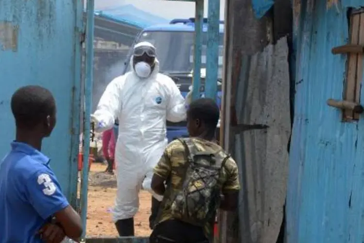 Parentes de infectados pelo ebola aguardam notícias em hospital na Libéria (Dominique Faget/AFP)