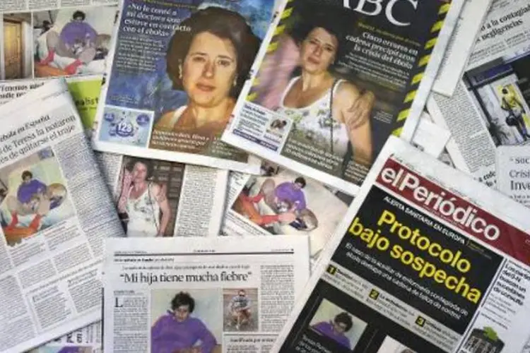 Manchetes de jornais espanhois com repercussão sobre a contaminação da enfermeira espanhola Teresa Romero (Tom Gandolfini/AFP)