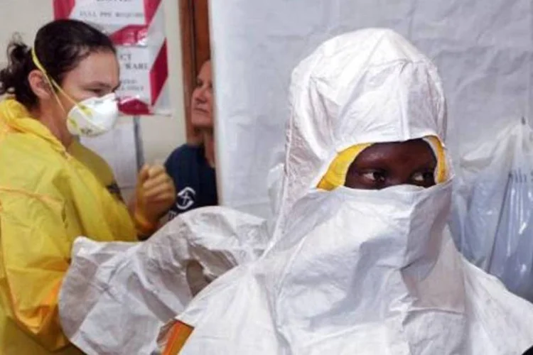 
	Funcion&aacute;rios do hospital ELWA na capital da Lib&eacute;ria, Monr&oacute;via
 (Zoom Dosso/AFP)