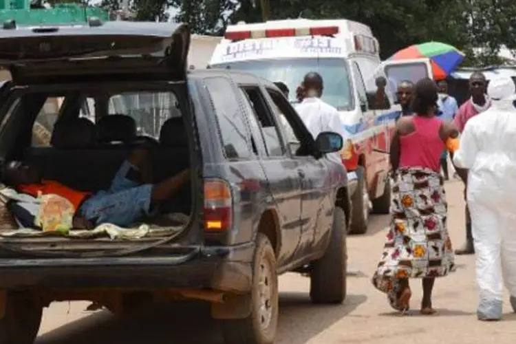 Pacientes com ebola na Libéria: prejuízo pode superar 800 milhões de dólares (Zoom Dosso/AFP)