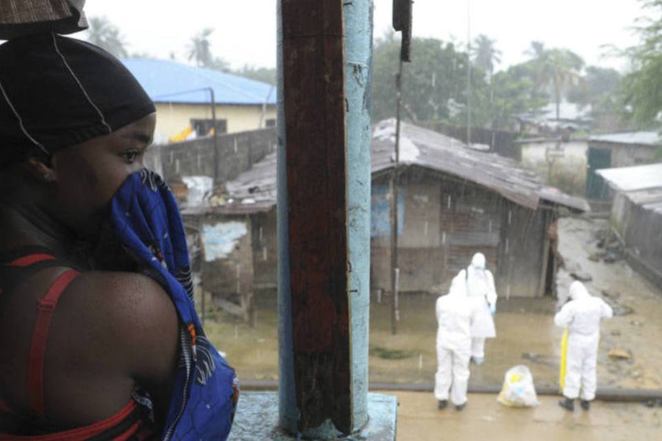 Libéria envia arroz e água para bairro isolado pelo ebola