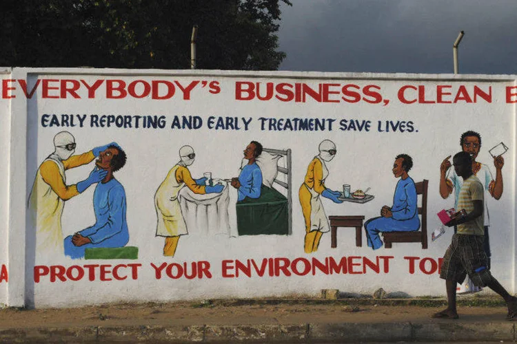 Painel com dicas sobre tratamento contra ebola, em Monróvia, na Libéria (James Giahyue/Reuters)