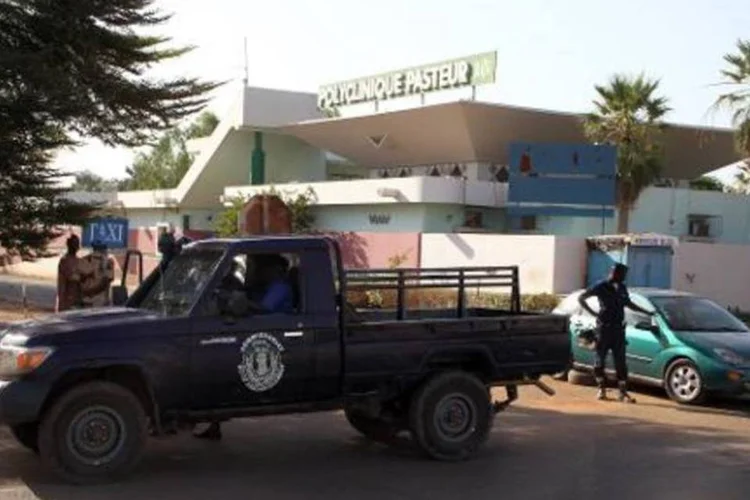 Policiais custodiam a clínica Pasteur, onde as pessoas se encontram em quarentena em Bamaco (Habibou Kouyate/AFP)