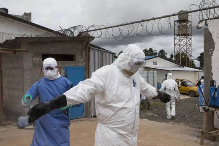 
	Ebola: epidemia sobrecarregou os sistemas de sa&uacute;de e abalou as economias de tr&ecirc;s pa&iacute;ses do oeste africano
 (Christopher Black/Reuters)