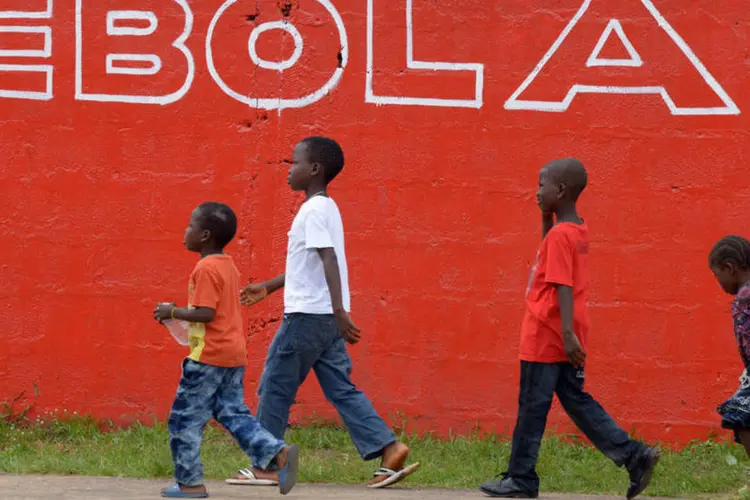 
	Ebola: 109 pessoas foram colocadas em quarentena em Serra Leoa ap&oacute;s confirma&ccedil;&atilde;o de novo caso da doen&ccedil;a
 (Dominique Faget / AFP)