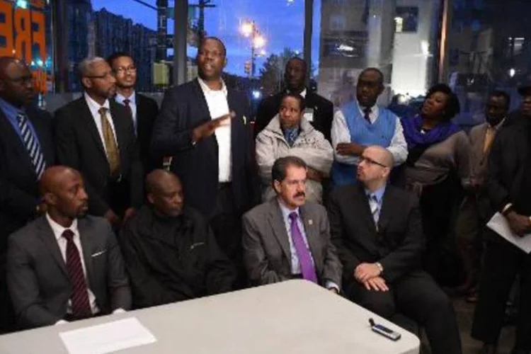 Moussa Kourouma (c) participa de uma entrevista coletiva no Museu das Artes do Bronx: comunidade africana denuncia discriminação por conta do vírus ebola (Don Emmert/AFP)