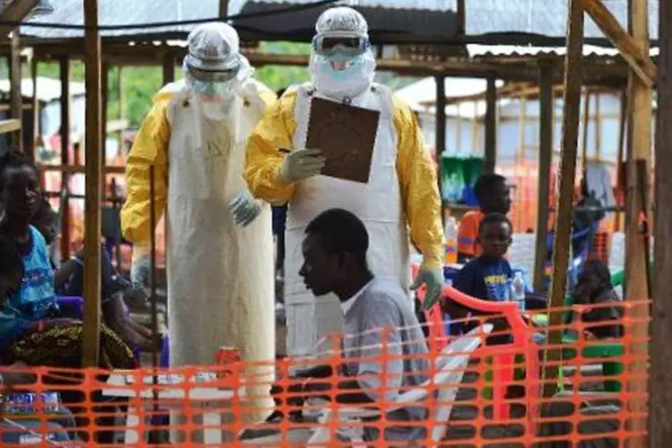 
	Centro de tratamento contra ebola da ONG M&eacute;dicos sem Fronteiras em Serra Leoa: pa&iacute;s conta atualmente com apenas 327 leitos
 (Carl de Souza/AFP)