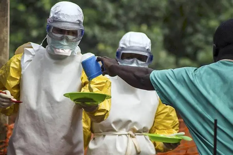 
	Volunt&aacute;rios preparam-se para alimentar pacientes com ebola em Serra Leoa
 (Tommy Trenchard / Reuters)