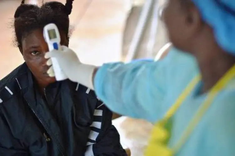 
	Jovem com suspeita de ebola tem a temperatura medida em cidade de Serra Leoa
 (Carl de Souza/AFP)