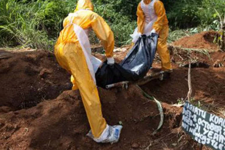 
	Equipe especializada no enterro de v&iacute;timas do v&iacute;rus ebola em Serra Leoa
 (FLORIAN PLAUCHEUR/AFP)