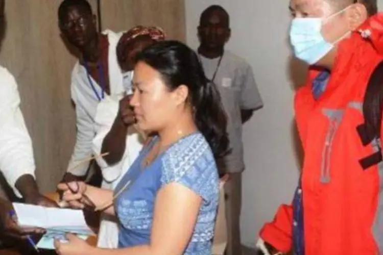 
	Controle sanit&aacute;rio no aeroporto de Conacri: surto de Ebola apareceu primeiro na Guin&eacute;
 (AFP)