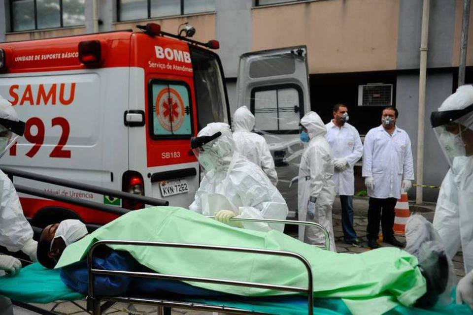 
	Suspeita de ebola: ap&oacute;s a interna&ccedil;&atilde;o no instituto, ser&aacute; colhida amostra de sangue para os testes
 (Tânia Rêgo/Agência Brasil)