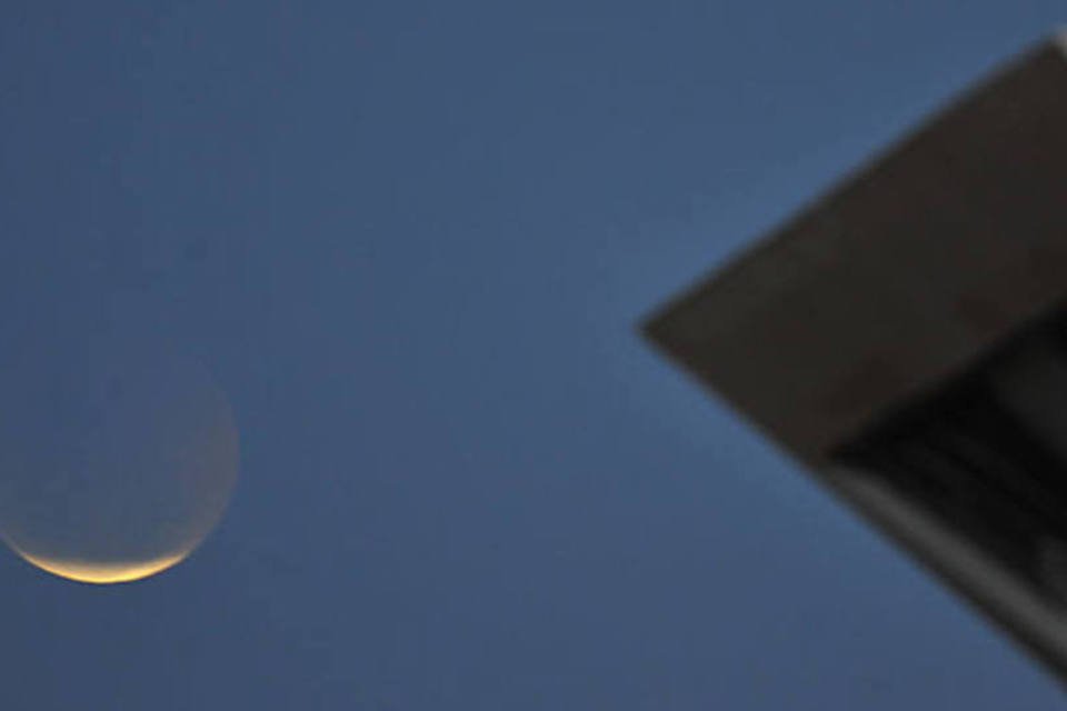 Veja as imagens do primeiro eclipse lunar total do ano