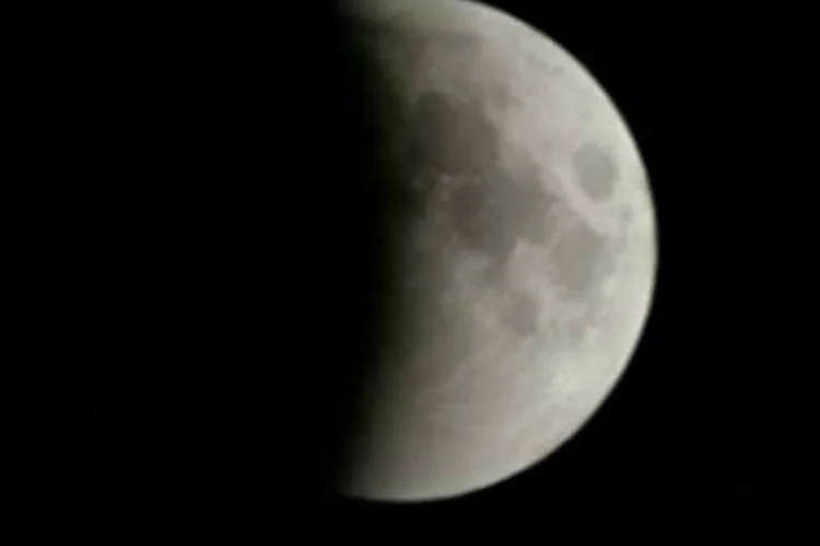 Este eclipse encobre totalmente a Lua. Veja a imagem ao vivo abaixo (Reprodução)