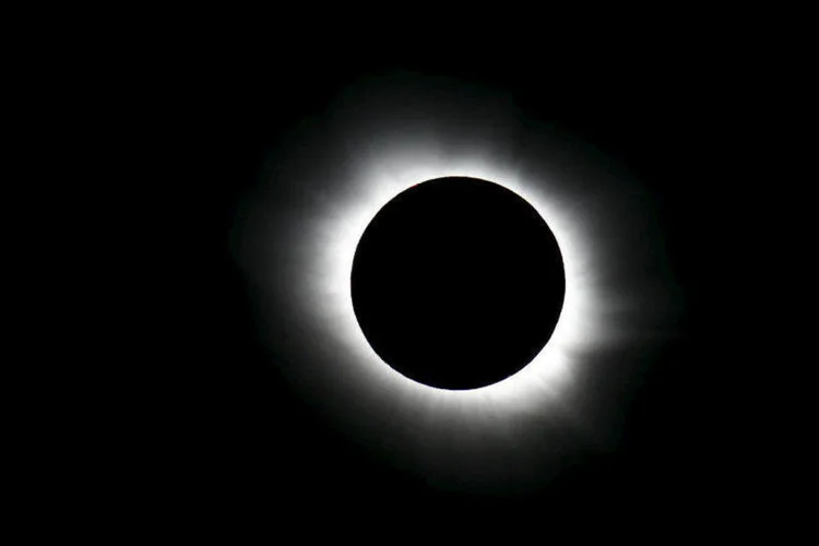 Eclipse: quando a lua cobre o sol, bloqueia os raios solares e faz uma sombra na Terra (Haakon Mosvold Larsen/NTB scanpix/Reuters/Reuters)