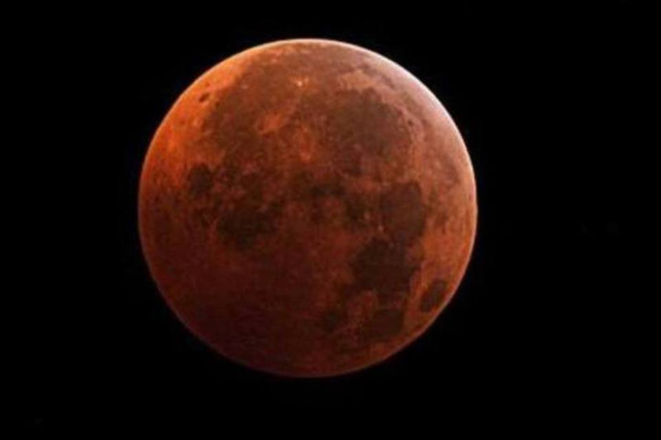 Eclipse lunar total será visível nas Américas esta madrugada