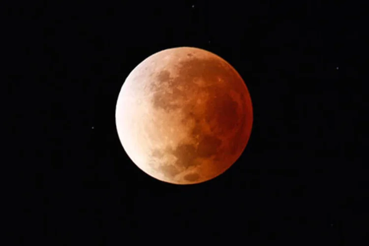 No Brasil, em toda a parte leste do país, a Lua já vai nascer na fase total do eclipse, que deve terminar às 18h13 (REUTERS/Marcos Brindicci/Reuters)