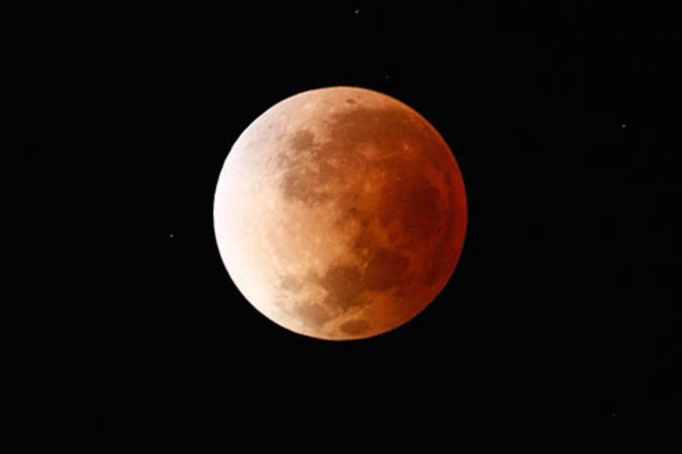 Maior eclipse total da Lua do século XXI ocorre nesta sexta