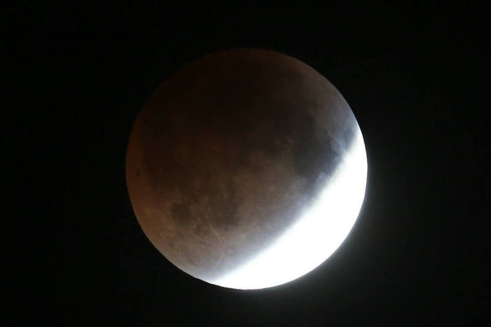 Eclipse lunar total vai coincidir com a superlua no domingo