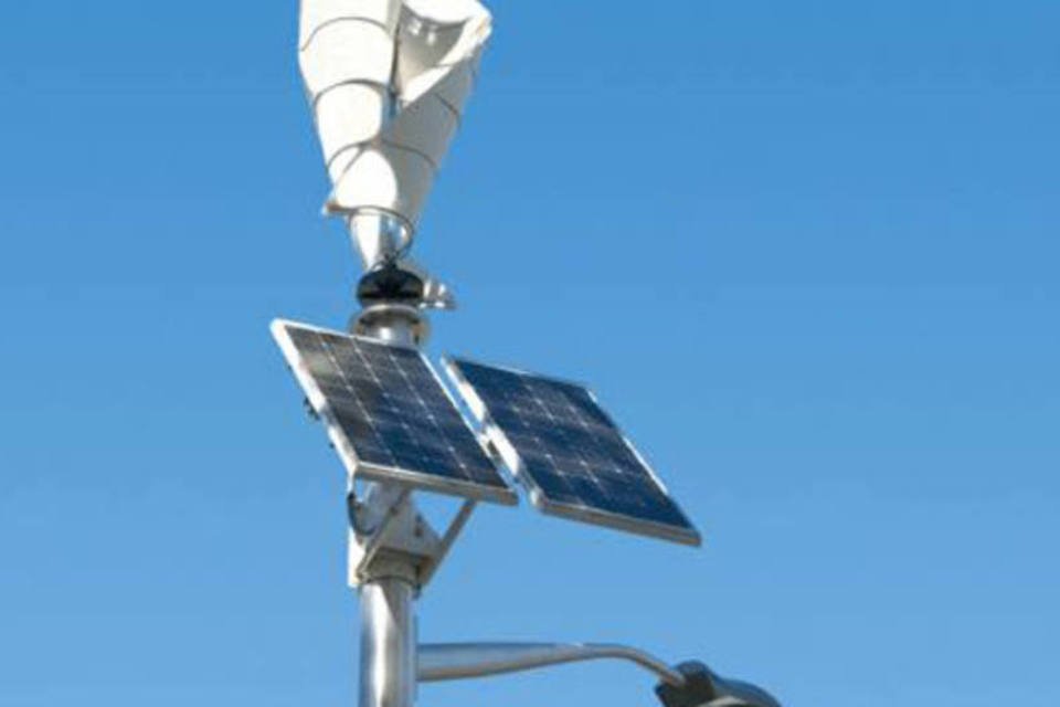 Lâmpada utiliza energia solar e eólica para iluminação pública